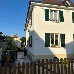 https://groes-stadthaus-mit-garten-und-zigarrenzimmer.stuttgart-hotel.com