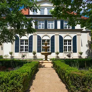 https://villa-golding-flat-2.dresdenhotels.net